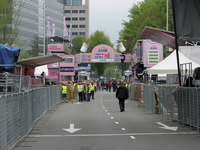 905289 Afbeelding van de opbouw van de finish van de tweede etappe van de 'Giro d'Italia' (Amsterdam-Utrecht), op het ...
